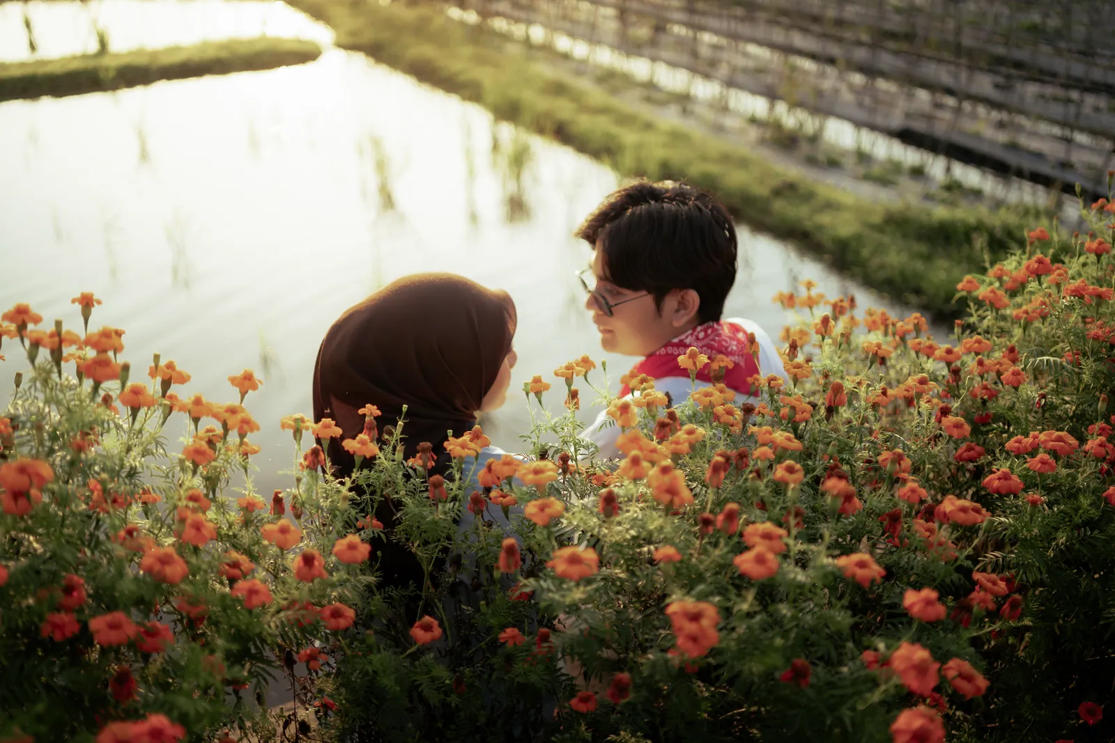Cindy dan Raihan di taman bunga