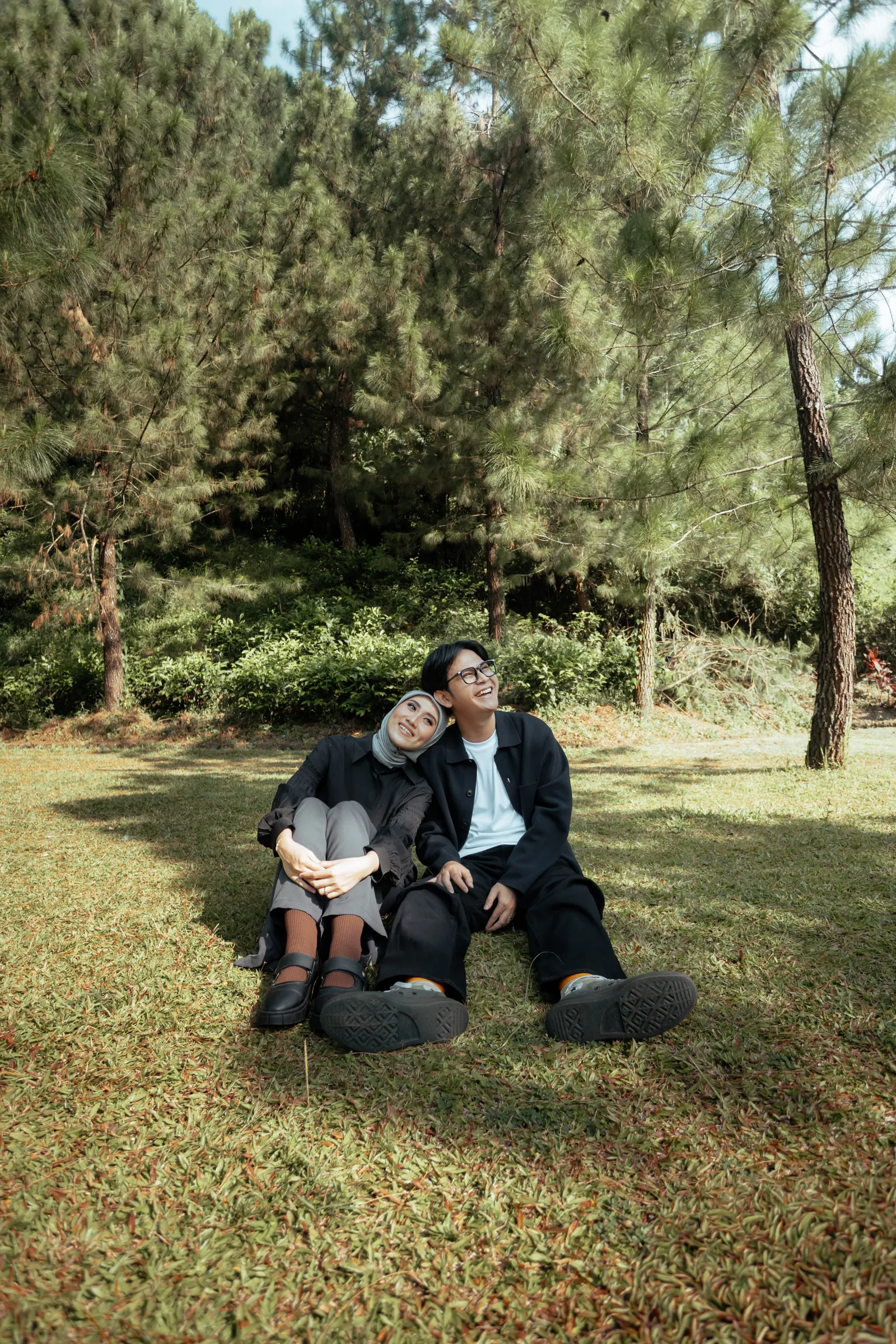 Cindy dan Raihan bersandar bersama di hutan pinus