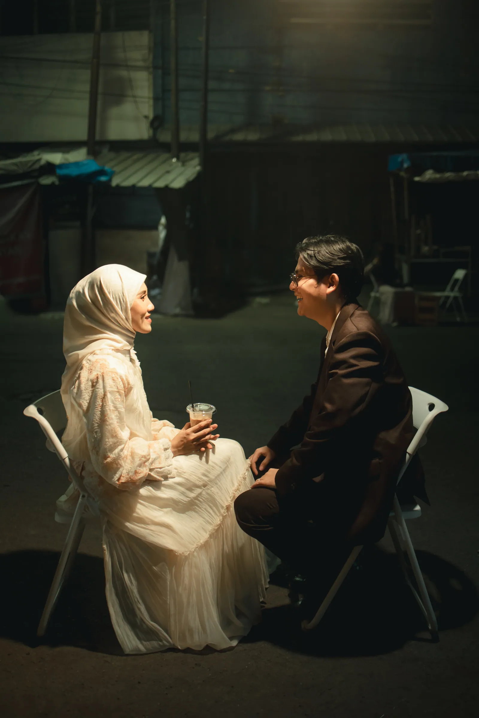 Cindy dan Raihan berbincang di suasana malam